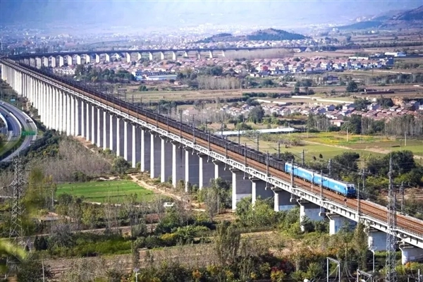 106节车厢的超长火车震撼重现！单趟载重达1.2万吨