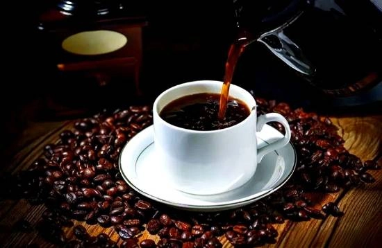 男子空腹饮用特浓咖啡后突发心悸，伴随四肢发麻与头晕症状