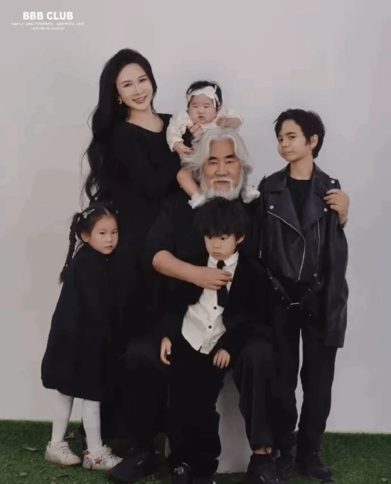 74岁的张纪中面对网络上的质疑时表示，自己选择不听、不看、不回复，任由他人随意评说，在他看来这些质疑就像一个陷阱