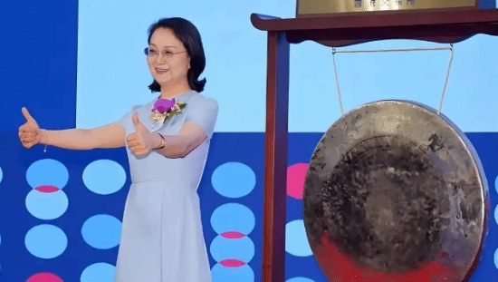 身家高达1410亿！这位中国最富有的女性，曾是一名化学教师。