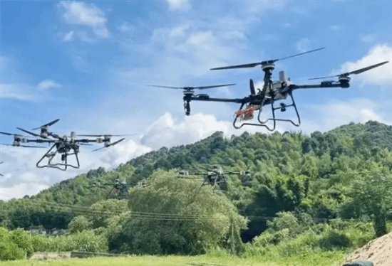 00后年轻人操控无人机运送竹子：每月收入4万元一天能运10吨