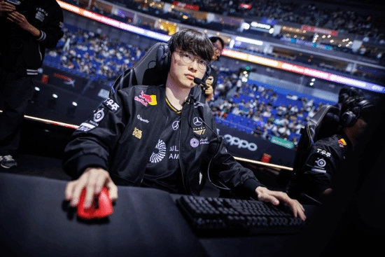 有消息称滔搏CEO现身比赛现场观赛，首局结束后便直接询问：这场可以换人吗？