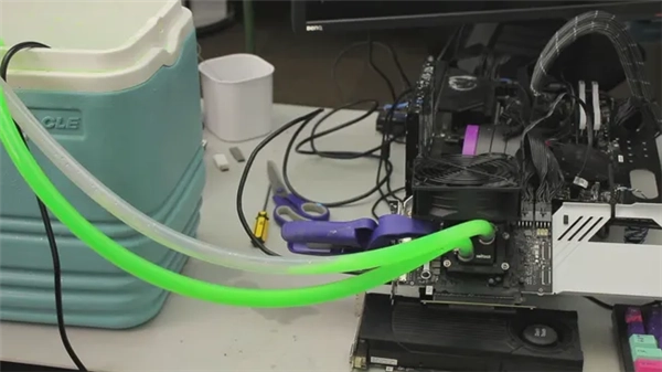 IntelB580借助汽车防冻液实现低温超频：-17℃刷新世界纪录，性能暴涨16%！