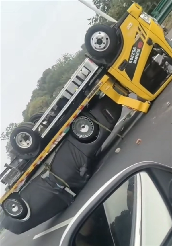 尊界S800与拖车发生翻车事故两车均四轮朝天