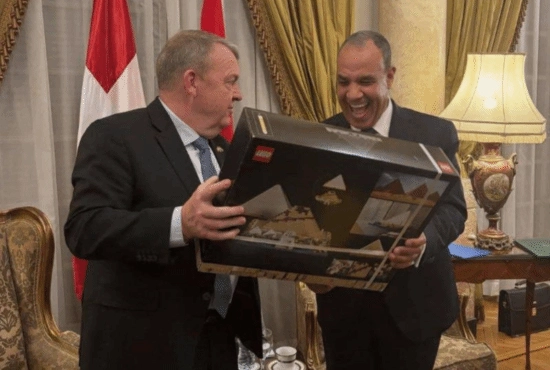 埃及外长获丹麦外长所赠乐高金字塔，嘴角上扬藏都藏不住！