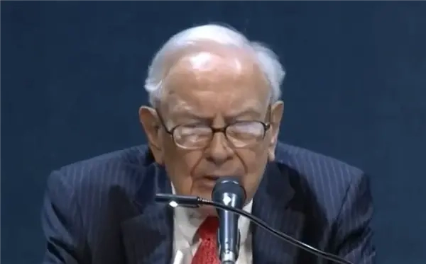 AI伪造的巴菲特发言视频在网络上疯传，其公司迅速做出澄清：视频中的人并非巴菲特本人