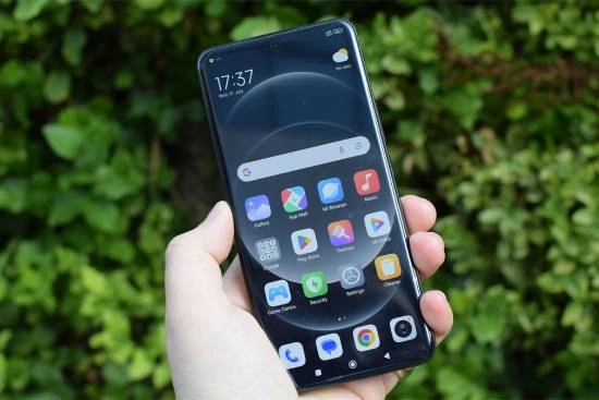 小米17Ultra即将登场：直屏设计搭配大圆镜头模组取消背屏配置