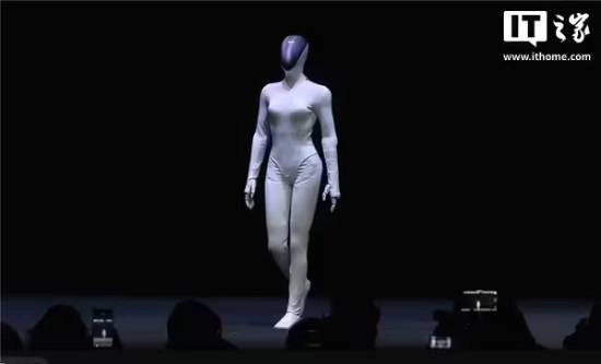 马斯克赞小鹏IRON“身形出色”：特斯拉与中国将引领机器人市场