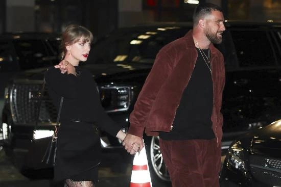 霉霉与未婚夫连续两晚甜蜜约会牵手相依尽显恩爱