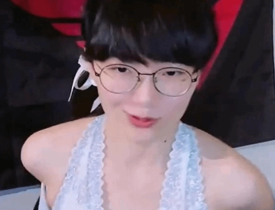 两位假Faker上演“史诗级同框”！男版女版究竟谁更神似真Faker？