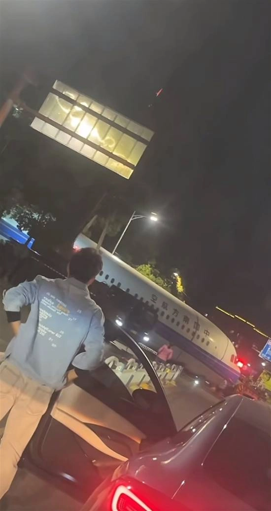 男子拍摄到武汉街头有飞机现身官方回应称是旧飞机拆解后转运
