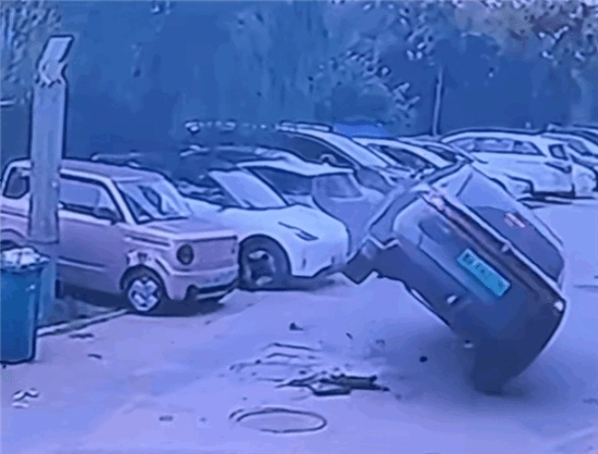 深蓝汽车碾压地砖时连人带车遭弹飞，电池破损却未起火