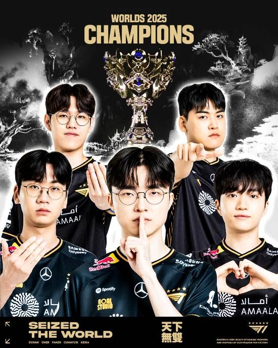 "小吕布"荣膺《英雄联盟》S15FMVP，三冠王AD选手Uzi为其颁奖！