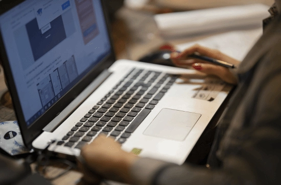 翻译名校为何无奈缩招？AI翻译正挤压其生存空间！