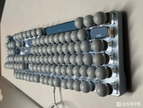 网友太会整活了！脑洞大开推出奇葩配件：石墩子造型键帽！