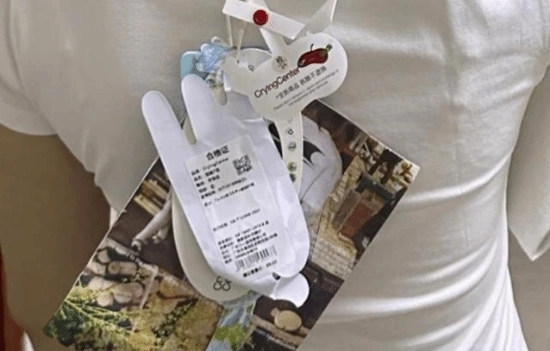 女装巨型吊牌引发热议：吊牌尺寸堪比A4纸，消费者吐槽防蹭穿设计