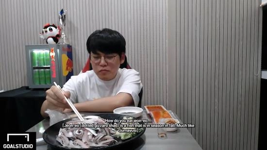 Gumayusi履行S15夺冠承诺：深夜开启吃播模式