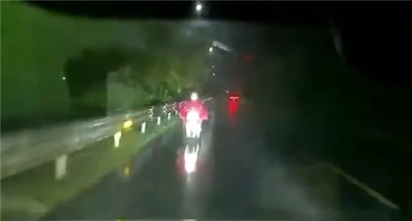 功能在手却不会用司机雨天驾车伸手擦窗除雾：意外撞人致其死亡