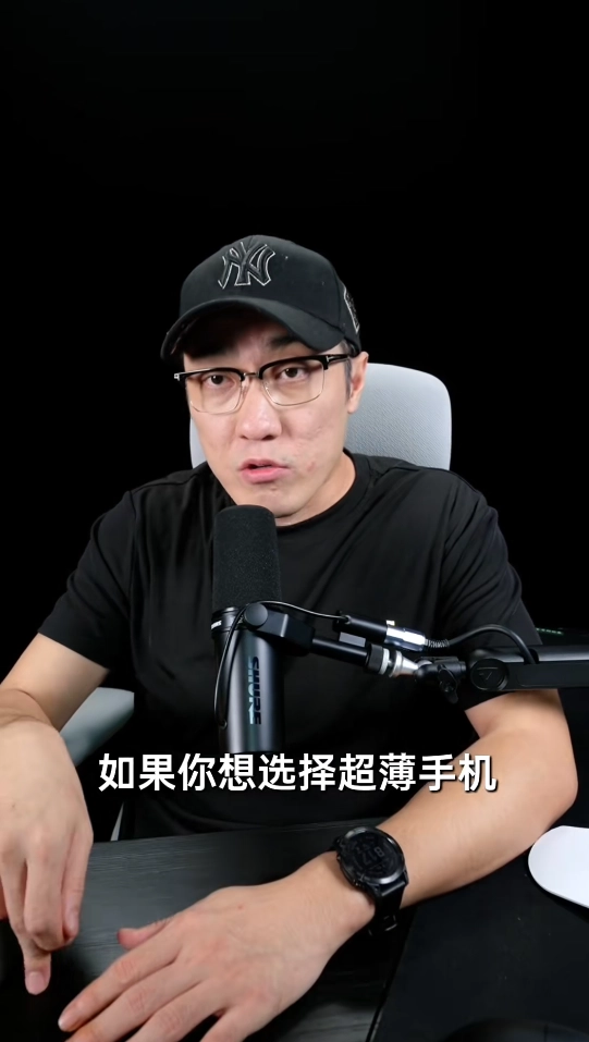 王自如表示选购超薄手机时苹果绝对是最优选择，安卓机型都是拼凑的缝合怪，比不上苹果