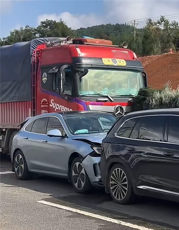 问界M5遭遇32吨大货车追尾且被冲撞至前车，车门可正常开启，车内5人全部安全