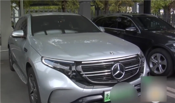 奔驰纯电车使用五年后续航大幅缩水，剩余里程仅210公里！4S店回应：电池可维修但无法更换