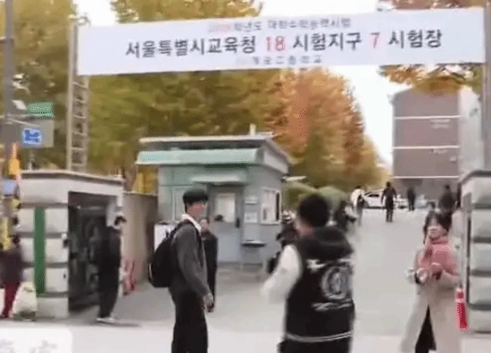 韩国高考今日开考：高二学子跪地行大礼，为学长学姐考试祈福