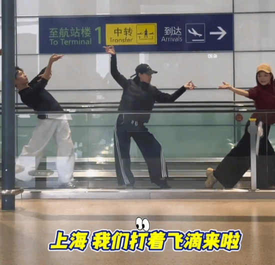 “大叔虽不理解仍照做”引发关注当事人回应：是被现场氛围带动了