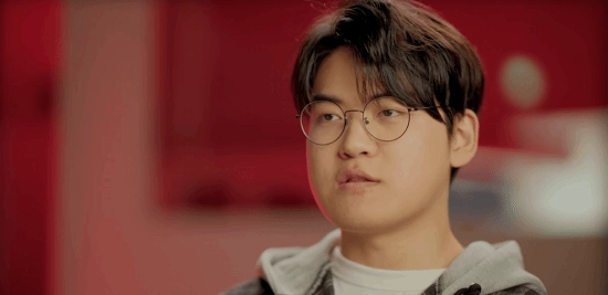 T1粉丝的“卡车传统”又上演了！小吕布官宣离队后，T1基地门口再现这一经典操作