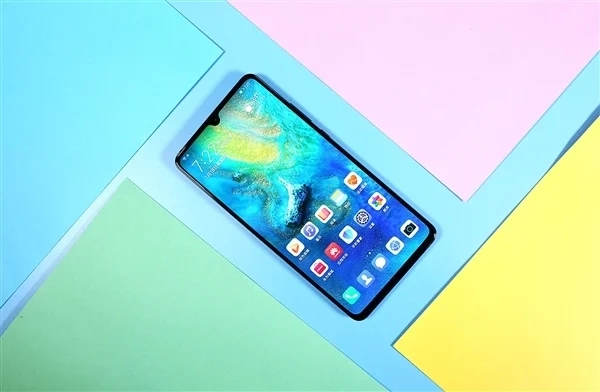 友商压力倍增！Mate80全系列备货规模了解下：首批备货量或达30万台左右渠道商赞华为有胆识