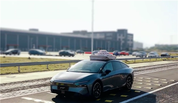 小鹏P7+上市一周年官方玩梗：车顶放置32寸大蛋糕平稳通过减速带