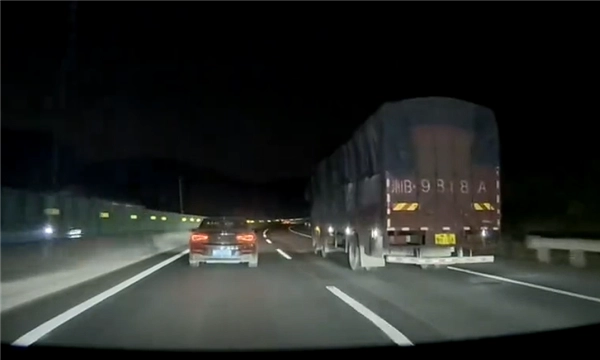 轿车与大货车并行造成10分钟拥堵特斯拉ModelY车主果断介入