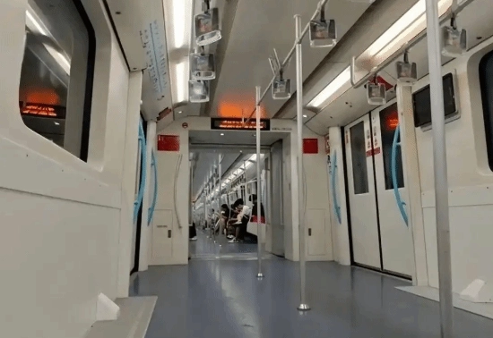 上海地铁推行“站票车厢”试点拆除座椅以缓解早高峰拥挤状况