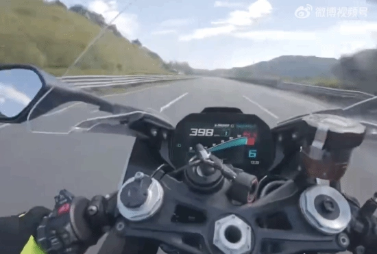 国内有摩托车爱好者在高速上飙到398km/h，速度比高铁还快！