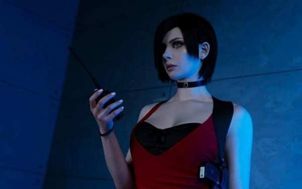 俄罗斯高颜值美女Cos《生化危机》艾达王身材火辣吸睛