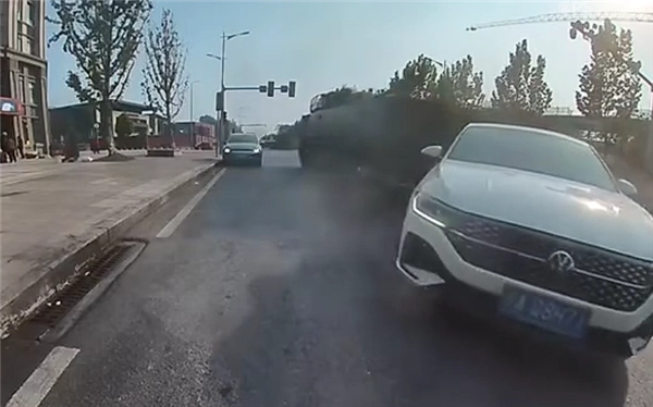 轿车违规掉头时与试制装甲车发生碰撞，事故责任由司机全部承担