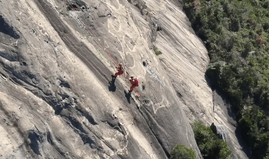 男子坠崖200米幸被树木挂住靠周边树枝生火取暖26小时后成功获救