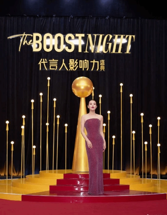 46岁高圆圆怼脸拍皮肤状态：通透自然，无细纹也无垮塌感