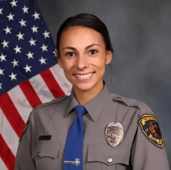 美国女警因不满前男友另结新欢，闯入室内袭击二人，最终遭解雇