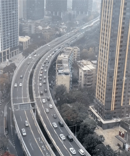 成都堵车时公交车道依旧空着本地网友调侃：不是素质好是监控拍得清