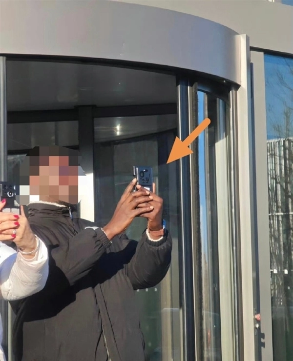 首款骁龙8E5超大杯机型！小米17Ultra真机曝光：四摄设计改为三摄