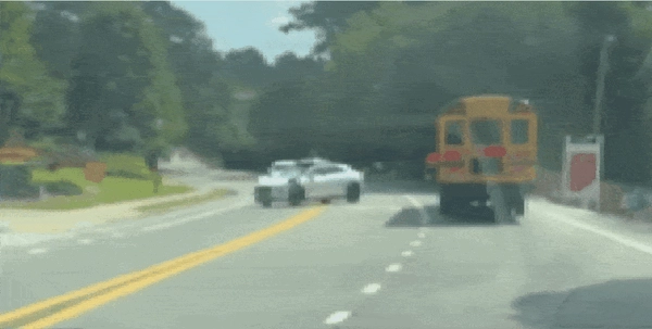 Waymo无奈召回！校车难题难攻克19次非法超车被抓现行