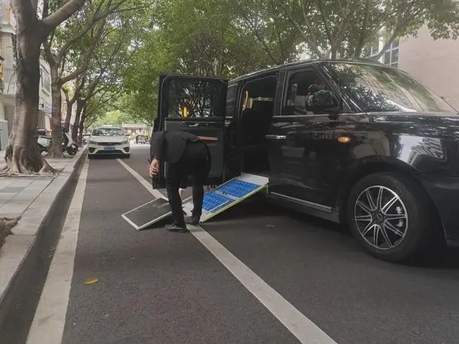 曹操出行因无障碍车辆与宣传不符遭投诉，虽回应整改但用户仍未收到道歉