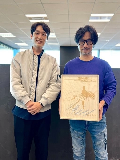 表情还是绷不住！Shiftup向小岛秀夫赠送伊芙手办