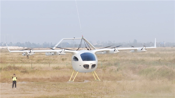 一汽红旗天辇1号飞行汽车原型机完成有保护首飞续航可达200公里