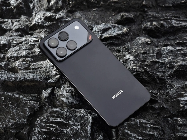 荣耀WIN体验：10000mAh大电池助力轻松续航