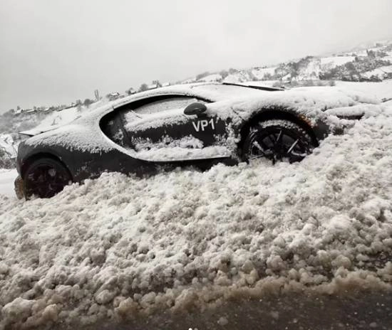 全球最贵“雪雕”诞生：价值380万欧元的布加迪Tourbillon原型车遭暴雪覆盖