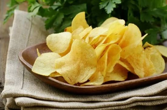 医生表示薯片是垃圾食品里的“极品”垃圾食品，反式脂肪酸是危害健康的头号元凶