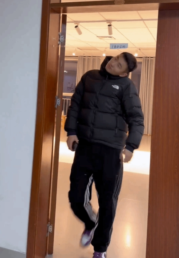 老师分享山东男高中生身高情况：全班同学走到180厘米的标线处都得低头