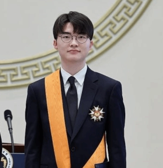 Faker选手获得韩国运动员的最高荣誉“青龙章”，该荣誉由韩国总统亲自授予