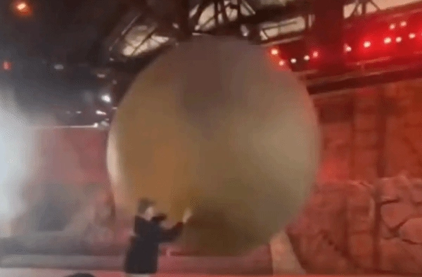 迪士尼180公斤巨球道具失控冲向观众区现场员工挺身阻挡